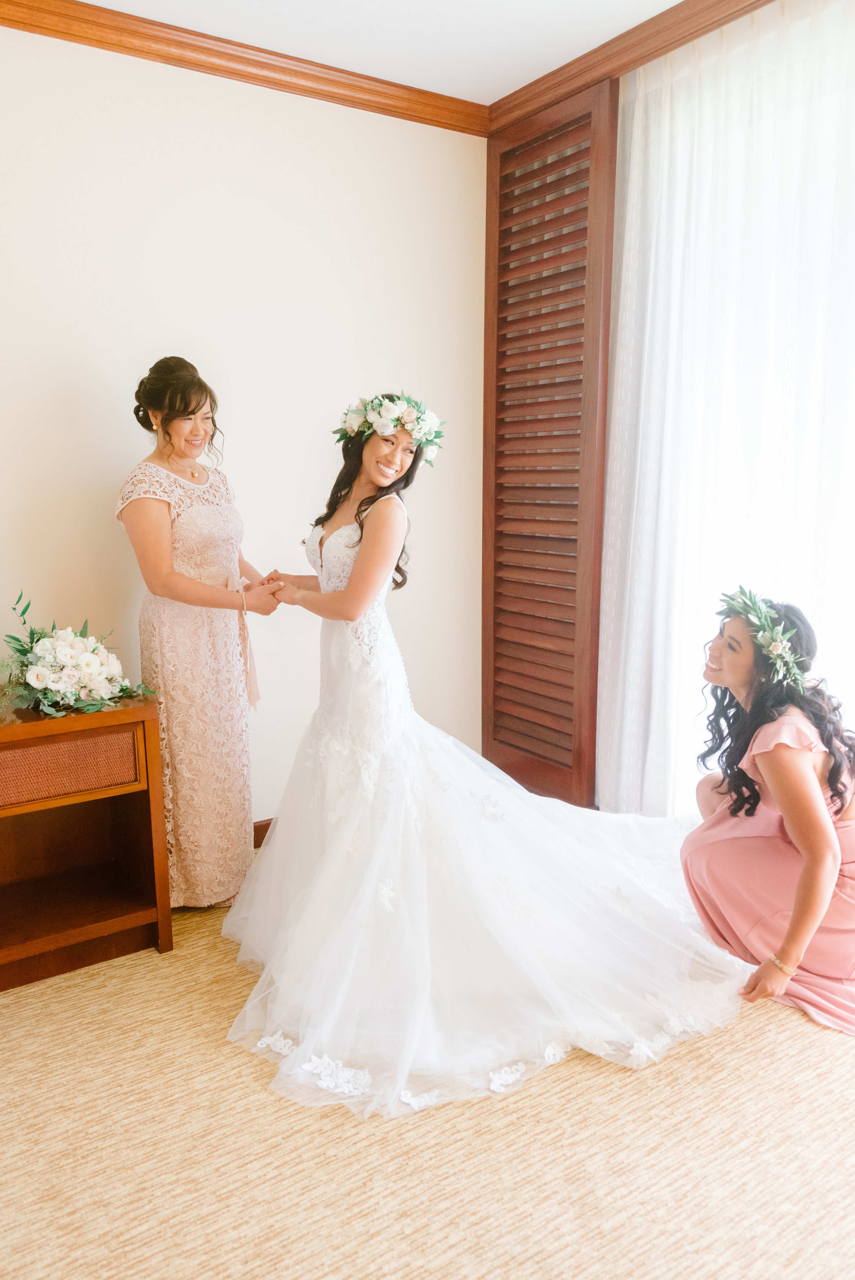 summer-destination-wedding-blush-floral-grand-hyatt-kauai-resort_0025.jpg