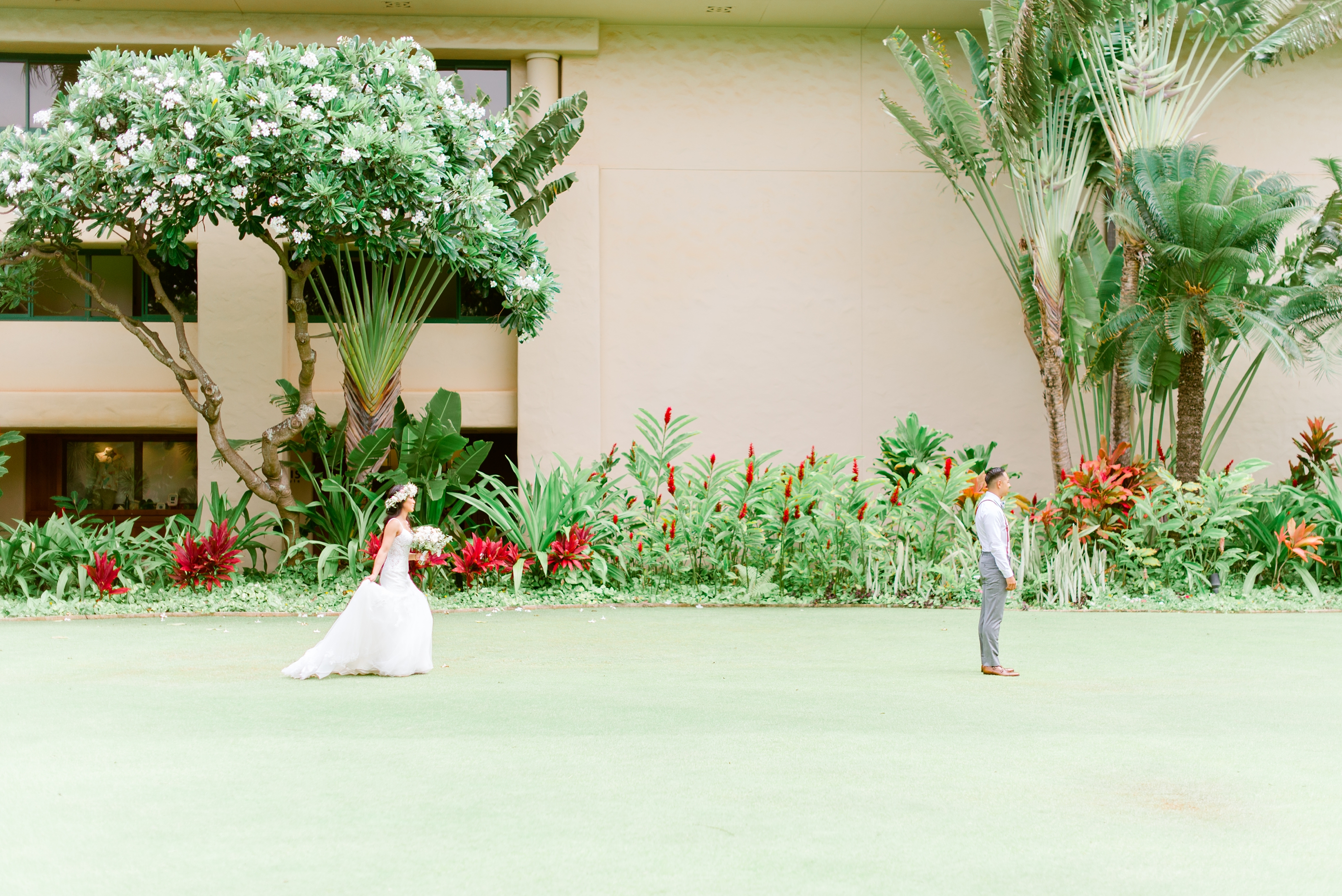 summer-destination-wedding-blush-floral-grand-hyatt-kauai-resort_0068.jpg