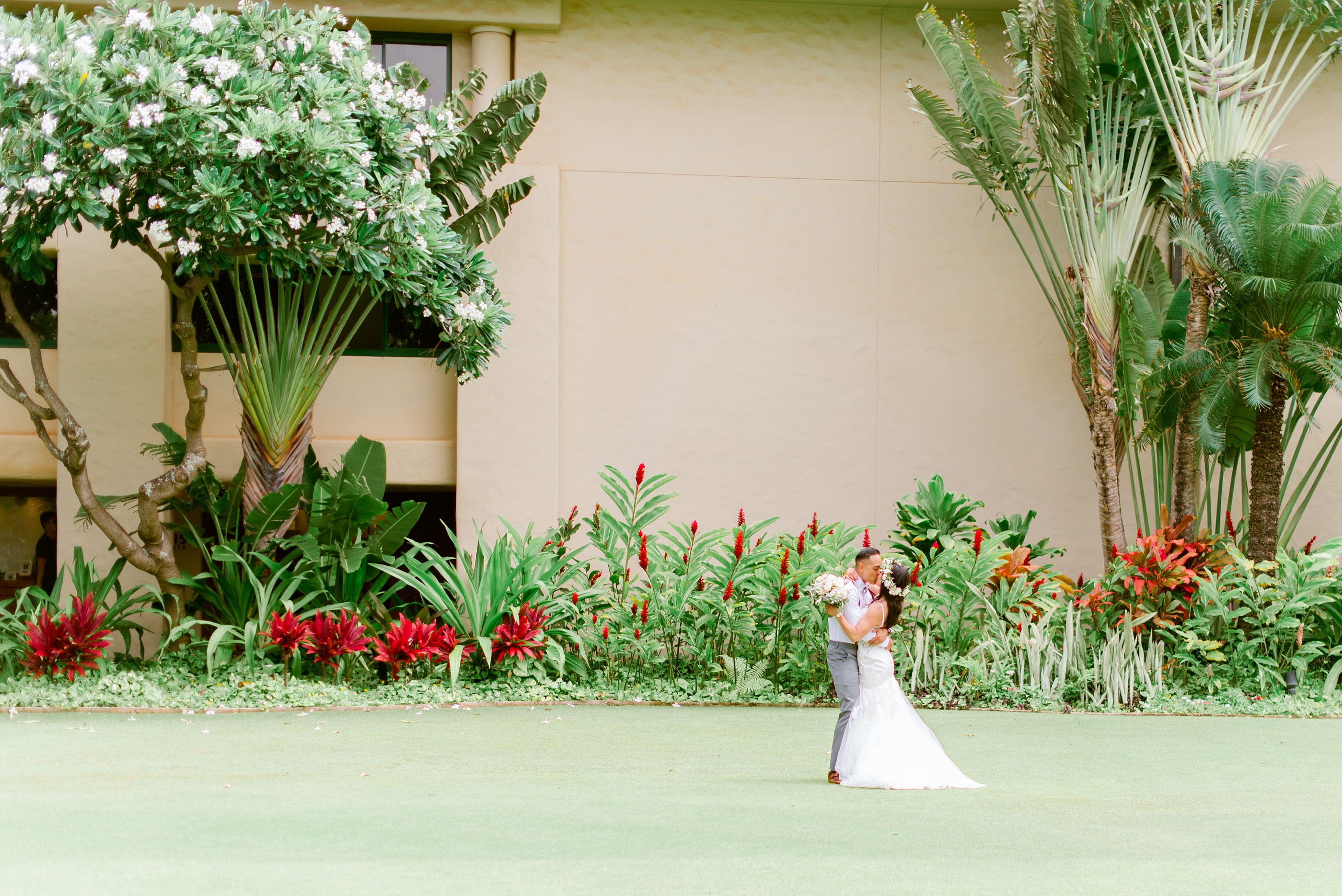 summer-destination-wedding-blush-floral-grand-hyatt-kauai-resort_0071.jpg