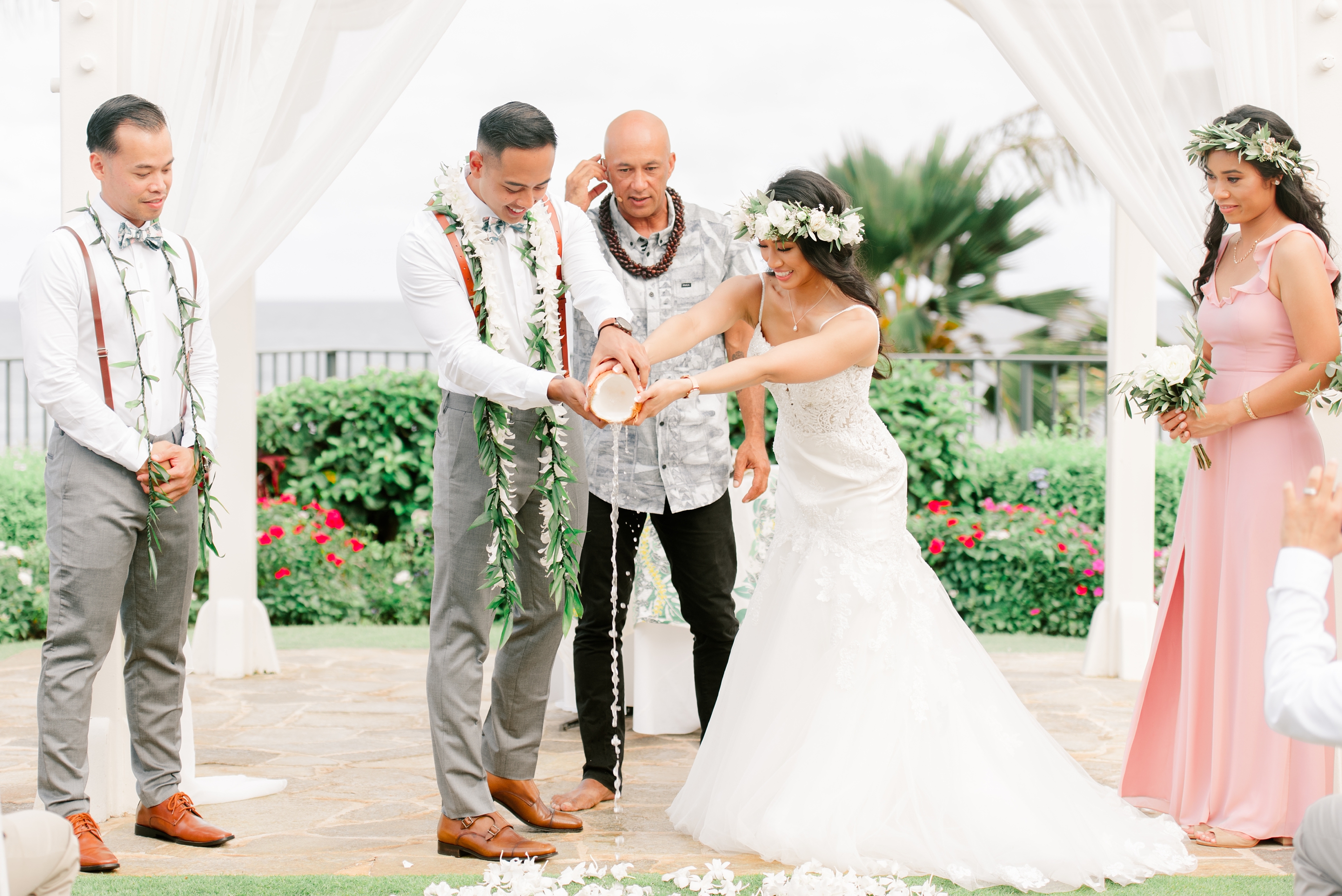 summer-destination-wedding-blush-floral-grand-hyatt-kauai-resort_0111.jpg